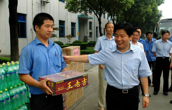 溧阳市代市长苏江华等向导慰问asiagame一线员工