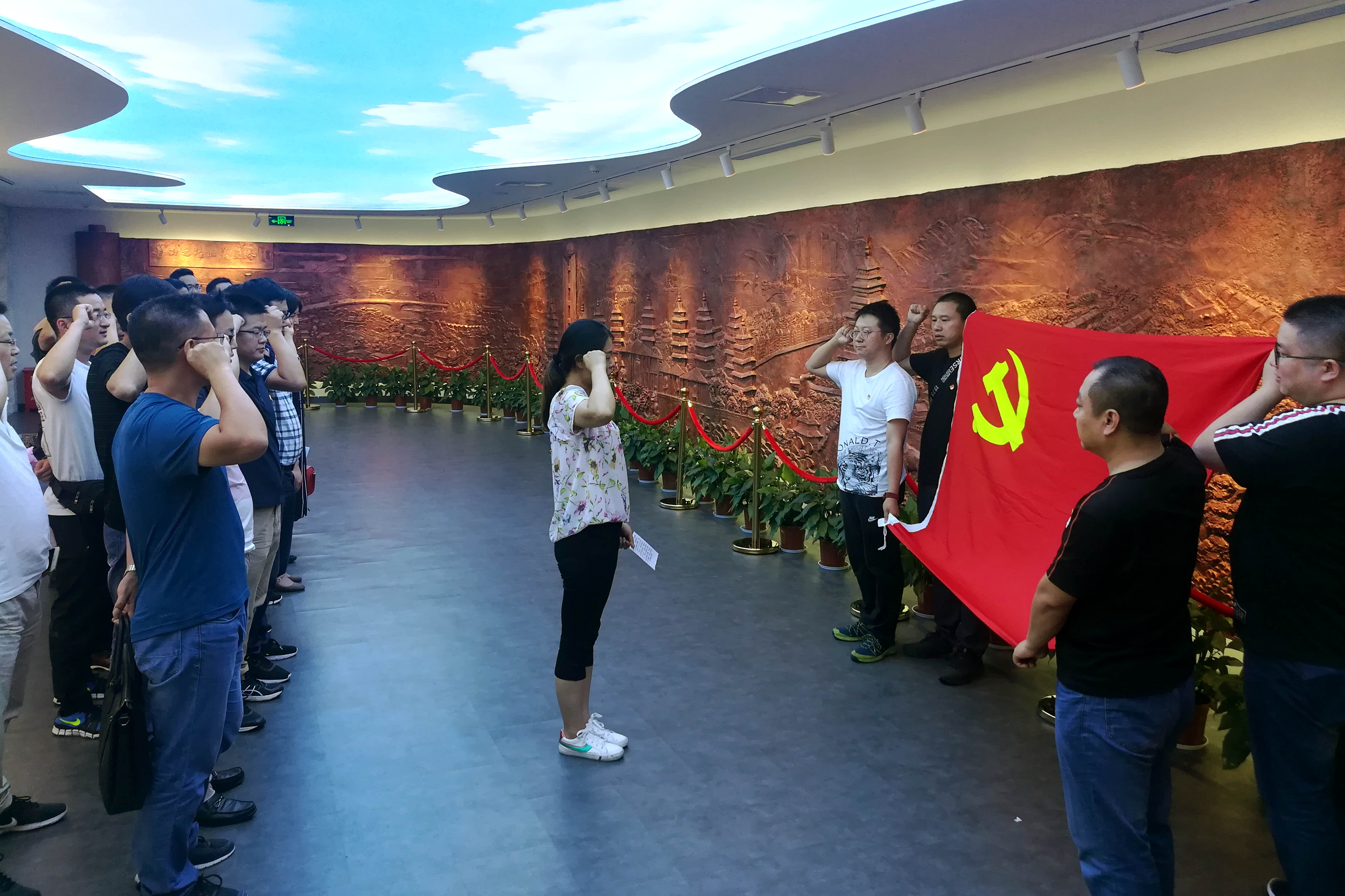 不忘初心、艰辛斗争，，，asiagame电缆党委组织党员同志赴华西村旅行学习