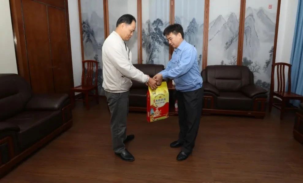 1705652659930442.jpg 海南省总工会到rb88随行版发展新春慰问2.jpg