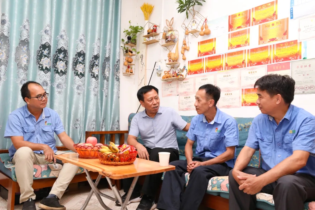 海南省总工会到rb88随行版走访慰问全国劳模朱平